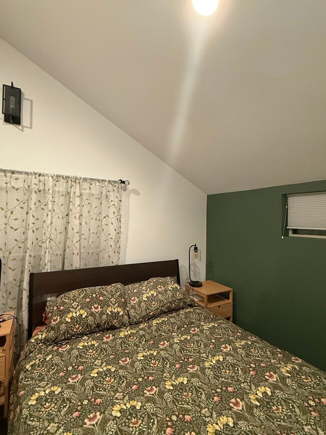 9239 Woodlawn Ave N, Unit A in Seattle, WA - Building Photo - Building Photo