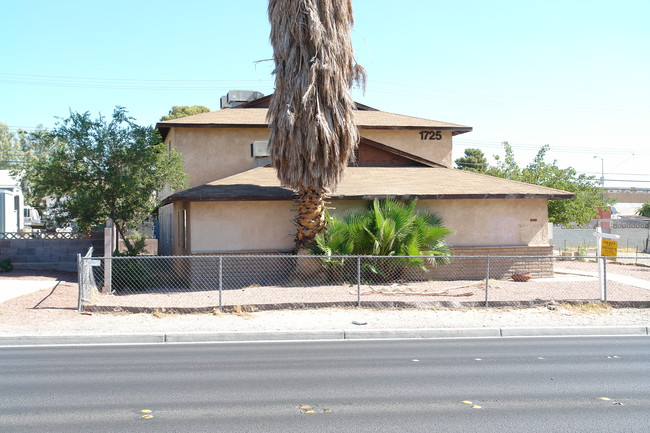 1725 Stewart Ave in Las Vegas, NV - Foto de edificio - Building Photo