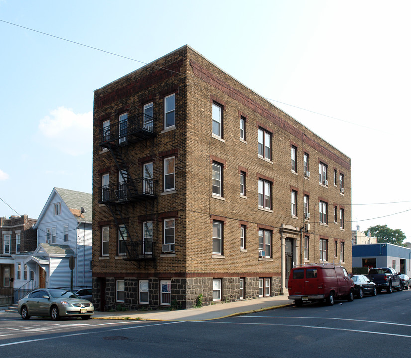 341 72nd St in North Bergen, NJ - Building Photo