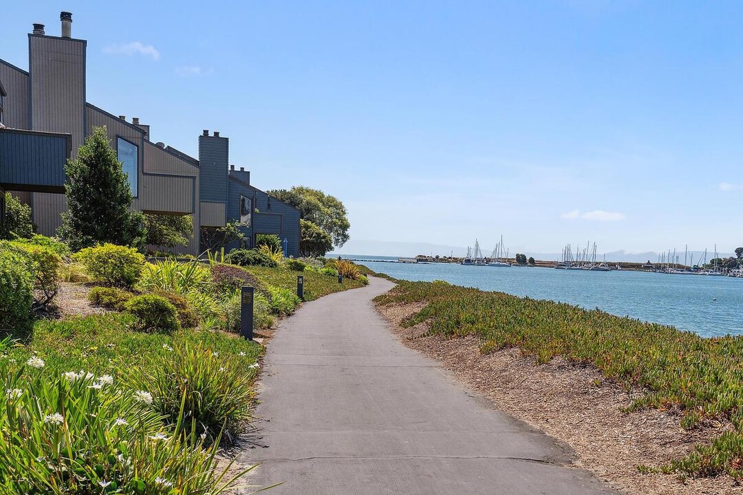 Del Coronado Apartments in Alameda, CA - Building Photo