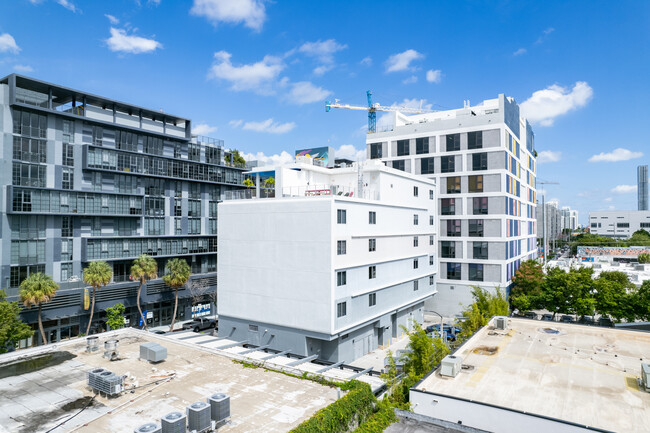 250 NW 24th St in Miami, FL - Foto de edificio - Building Photo