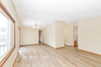 7818 Hampshire Cir N in Minneapolis, MN - Foto de edificio - Building Photo