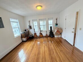 35 Oak St, Unit 2 in Somerville, MA - Building Photo - Building Photo