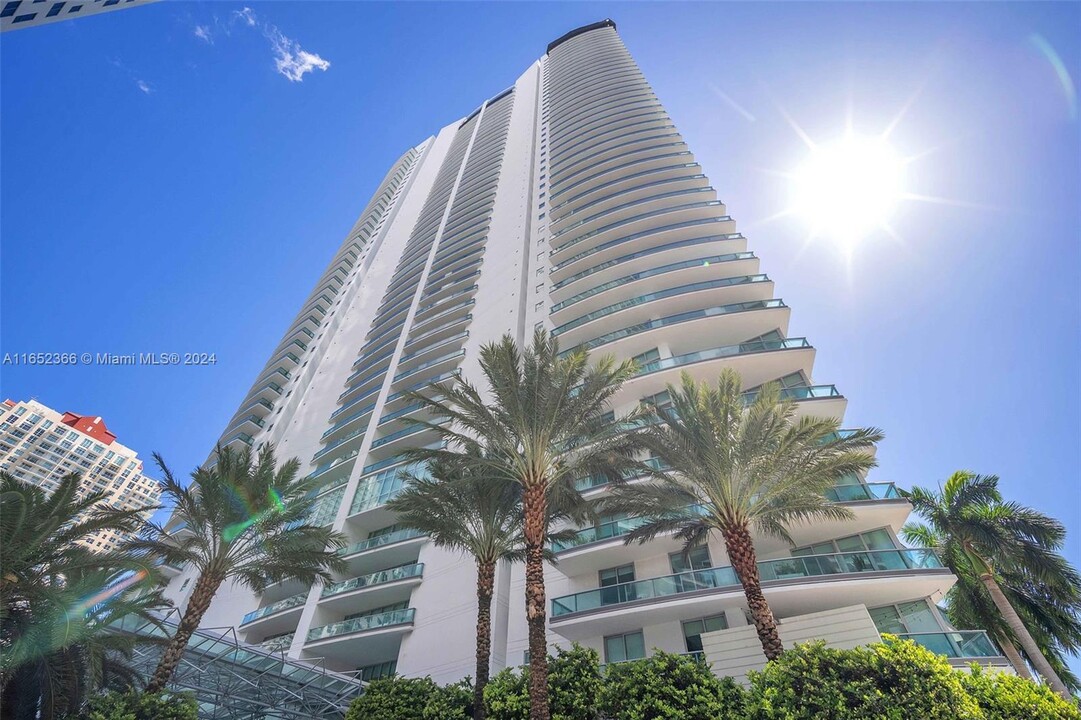 1331 Brickell Bay Dr in Miami, FL - Building Photo