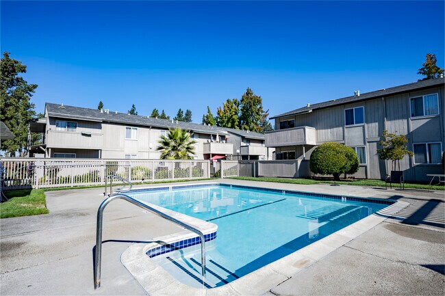Park Club Apartments in Rohnert Park, CA - Building Photo - Interior Photo