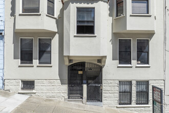 1042 Montgomery St in San Francisco, CA - Building Photo - Building Photo