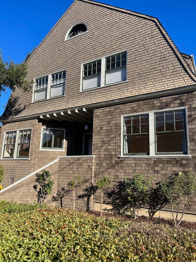2631 Derby St, Unit Large and Sunny Flat