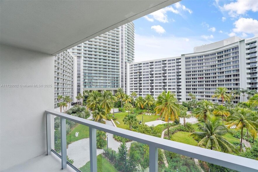 1500 Bay Rd, Unit N-0819 in Miami Beach, FL - Building Photo