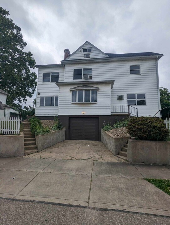 232 N 9th St in Cambridge, OH - Building Photo