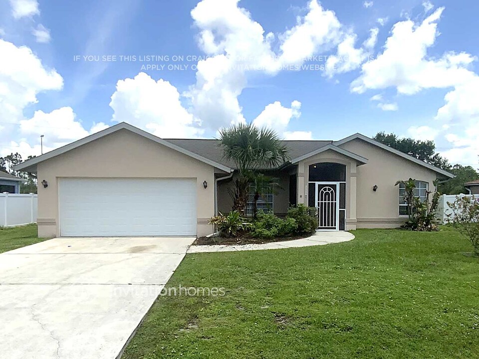23306 Moorhead Ave in Port Charlotte, FL - Building Photo