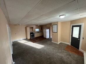 9 Commercial St, Unit #4 in Hartland, ME - Foto de edificio - Building Photo