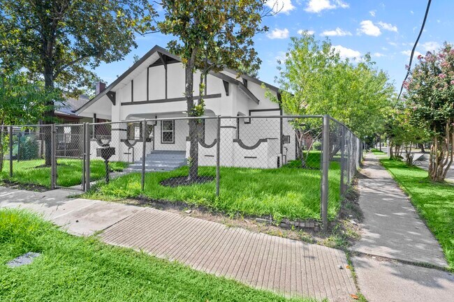 4902 McKinney St in Houston, TX - Building Photo - Building Photo