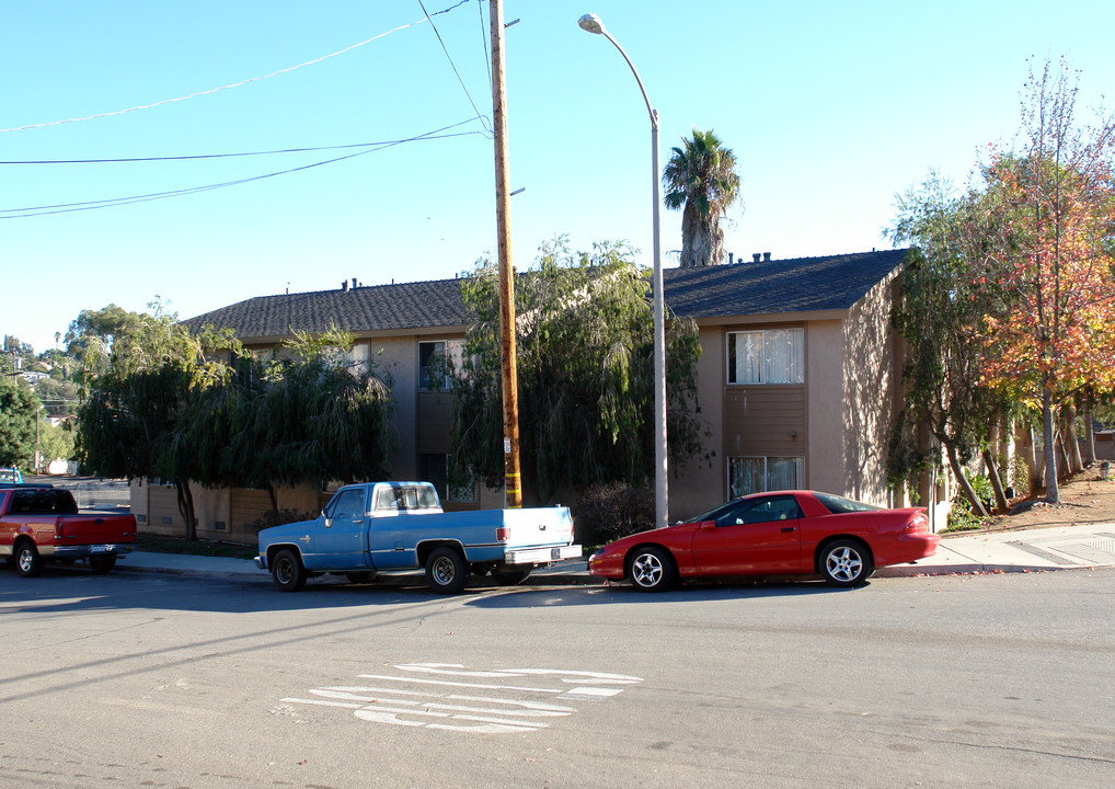 226 W Hawthorne St in Fallbrook, CA - Building Photo