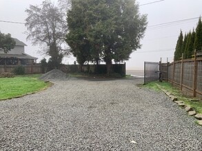 3335 Coburg Rd in Eugene, OR - Foto de edificio - Building Photo