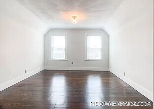 98 Bristol Rd in Medford, MA - Building Photo - Building Photo