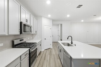 1941 Winston Way in Leander, TX - Foto de edificio - Building Photo