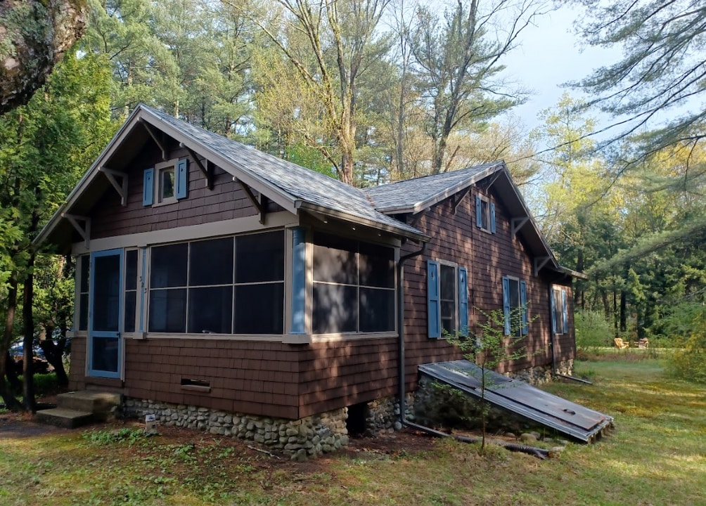 323 Pelham Rd in Amherst, MA - Building Photo