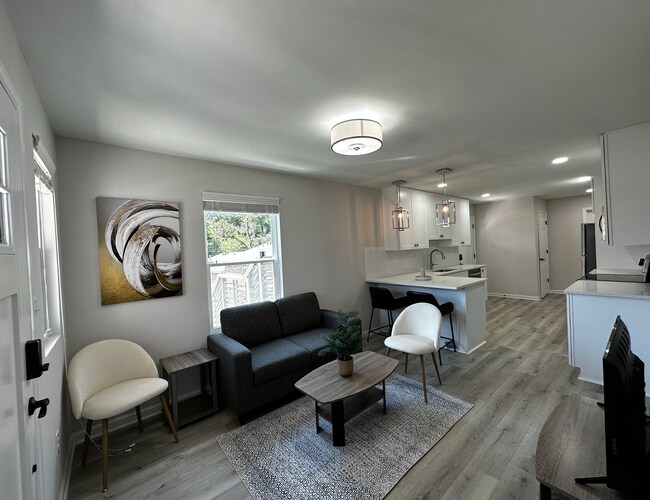 1100 Holly St NW in Atlanta, GA - Foto de edificio - Building Photo