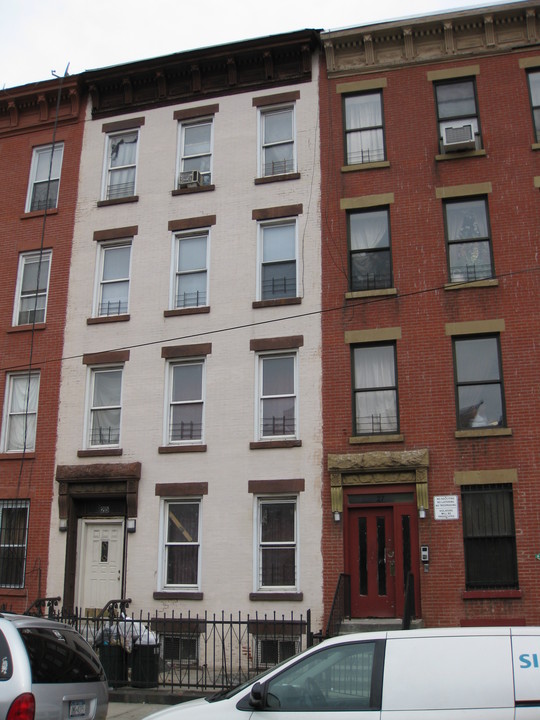 25 Truxton St in Brooklyn, NY - Building Photo