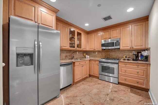 171 Great Neck Rd in Great Neck Plaza, NY - Building Photo - Building Photo