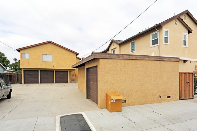 4166-4174 Green Ave in Los Alamitos, CA - Foto de edificio - Building Photo