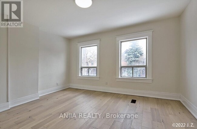 812 Logan Ave in Toronto, ON - Building Photo - Building Photo