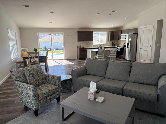 170 Manzanita Dr in Manson, WA - Foto de edificio - Building Photo