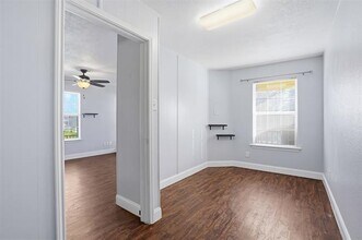 209 E Lone Star St in Cleburne, TX - Building Photo - Building Photo