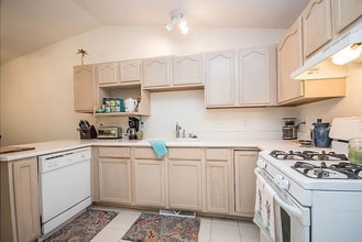 2552 Pebble Valley Rd in Waukesha, WI - Foto de edificio - Building Photo