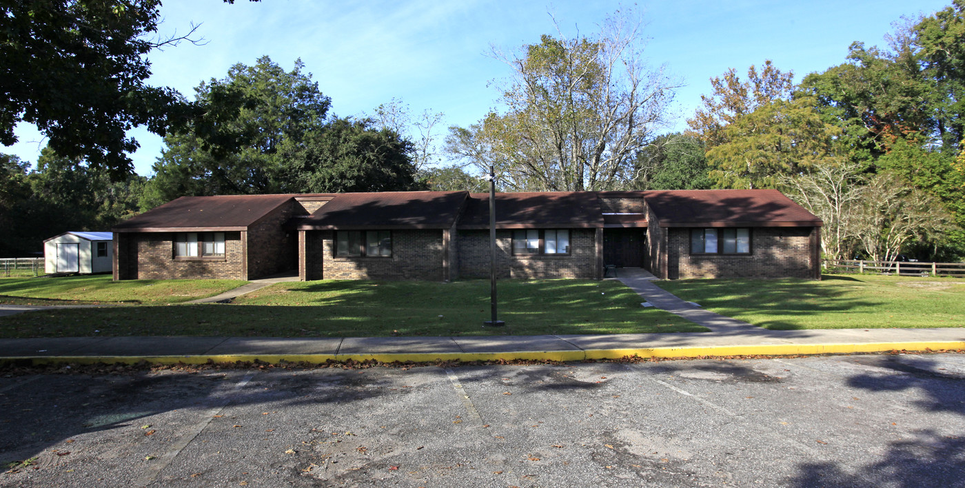 Willow Bend Apartments in Sneads, FL - Building Photo