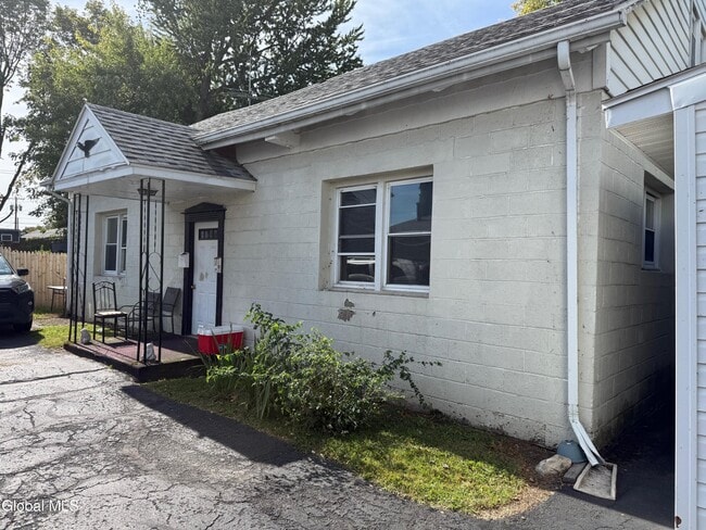 563 4th Ave in Troy, NY - Building Photo - Building Photo