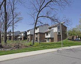 Walled Lake Villa Senior Living in Walled Lake, MI - Building Photo - Building Photo