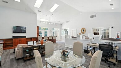 Monmouth Woods Apartments in King George, VA - Foto de edificio - Building Photo