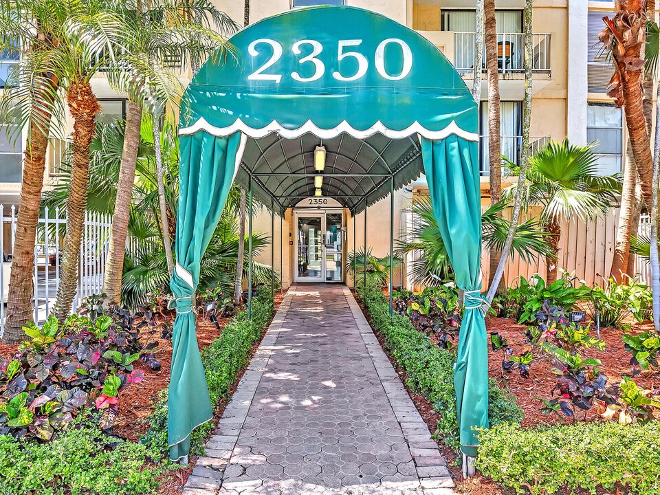 2350 NE 135th St in North Miami, FL - Building Photo