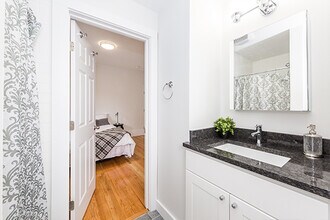 4 Osgood St, Unit 2 in Somerville, MA - Foto de edificio - Building Photo