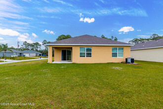 392 Ocarina St SW in Palm Bay, FL - Foto de edificio - Building Photo