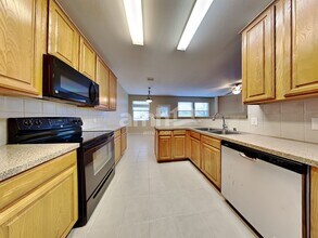 1404 Blue Gill Ln in Crowley, TX - Foto de edificio - Building Photo