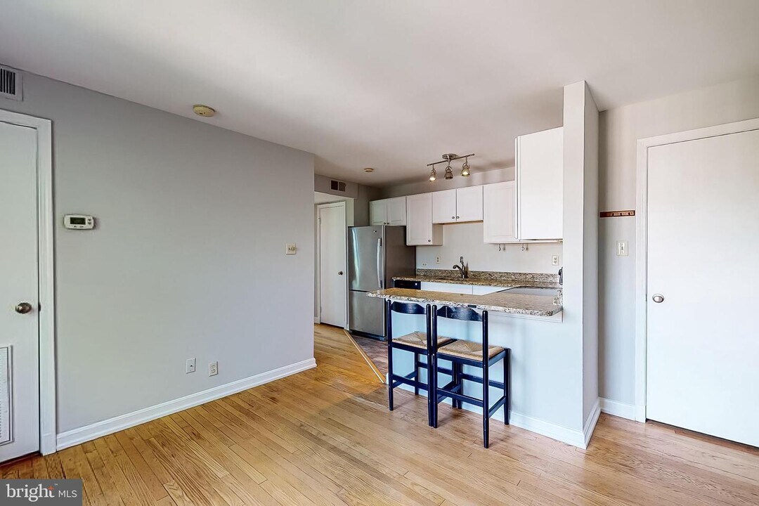 305 E Duncan Ave-Unit -G in Alexandria, VA - Building Photo