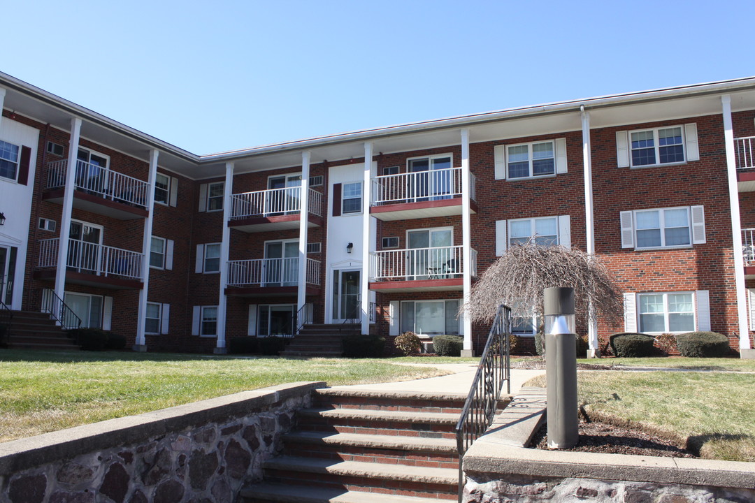 Brattle Drive Apartments in Arlington, MA - Building Photo