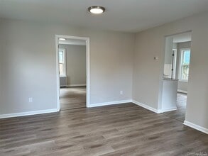 303 Nassau Rd in Huntington, NY - Building Photo - Building Photo
