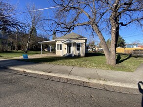 259 5th St in Ashland, OR - Foto de edificio - Building Photo