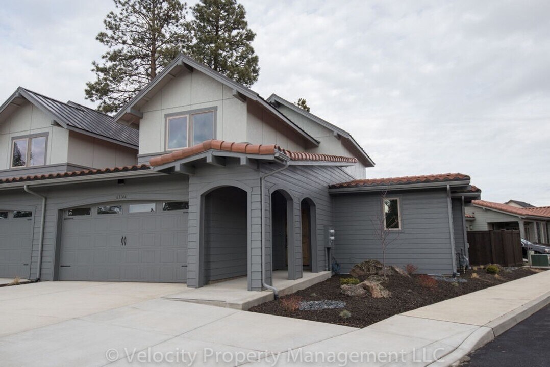 63144 NW Via Cambria in Bend, OR - Building Photo