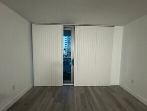 7501 E Treasure Dr, Unit 2L in North Bay Village, FL - Building Photo - Building Photo