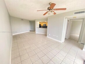 7125 NW 186th St in Hialeah, FL - Building Photo - Building Photo