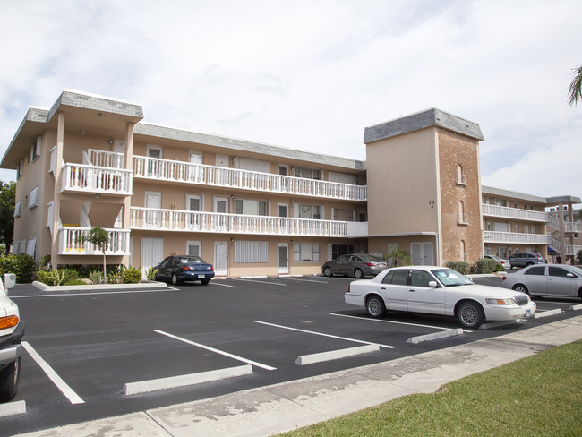 Lake Colony Apartments in North Palm Beach, FL - Foto de edificio - Building Photo