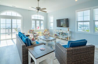 1118 Canal Dr in Carolina Beach, NC - Foto de edificio - Building Photo
