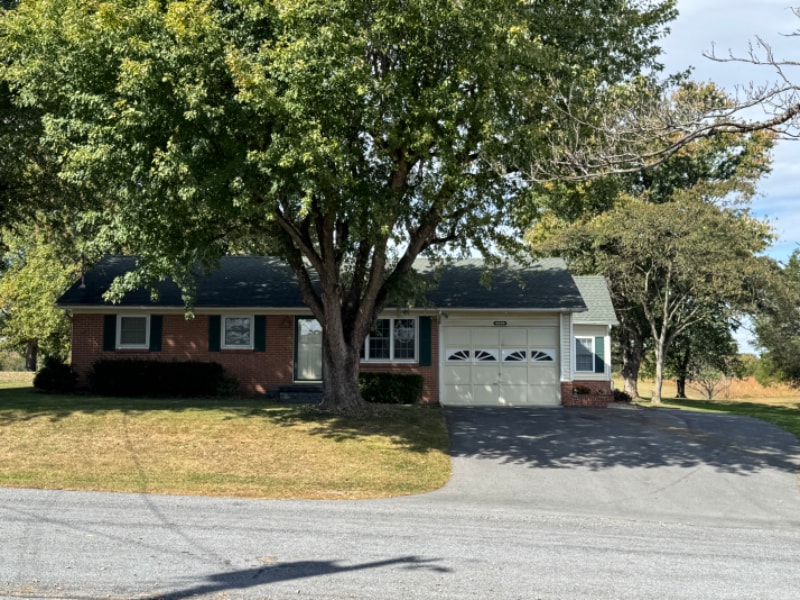 105 West St in Stephens City, VA - Building Photo