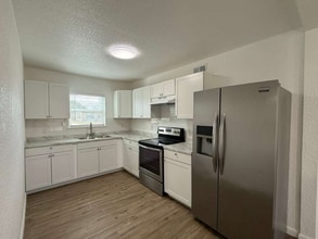 215 Laurelwood Dr in San Antonio, TX - Building Photo - Building Photo