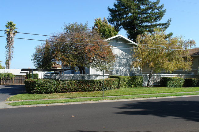 7520 Bridgit Dr in Rohnert Park, CA - Foto de edificio - Building Photo