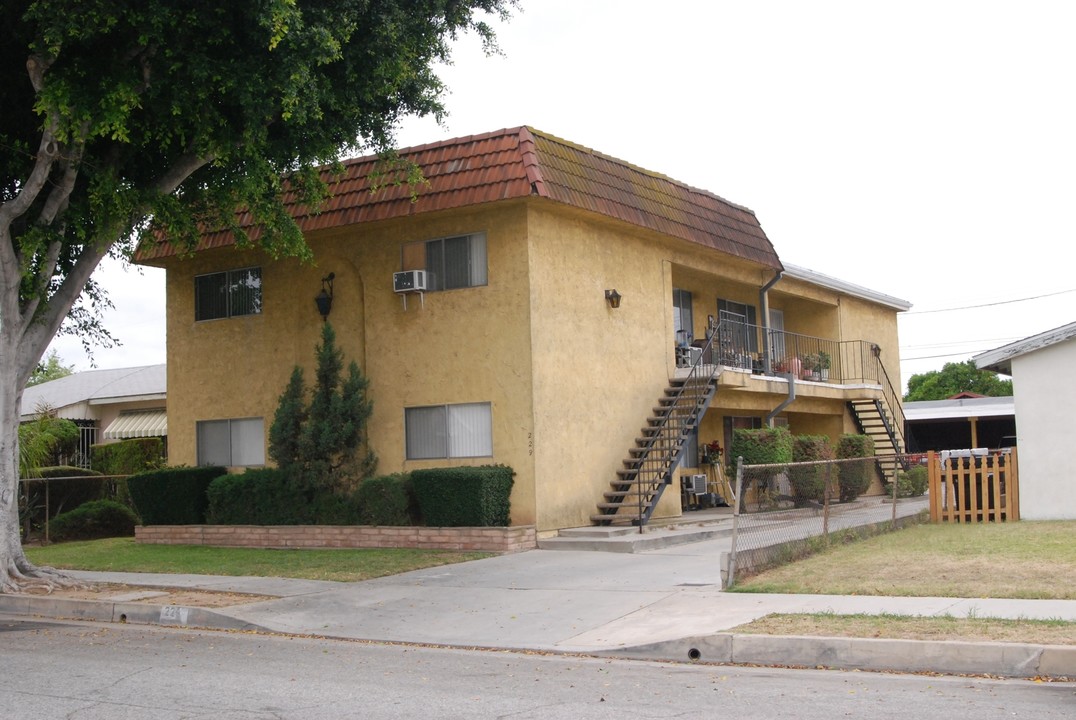 229 N 5th St in Montebello, CA - Foto de edificio
